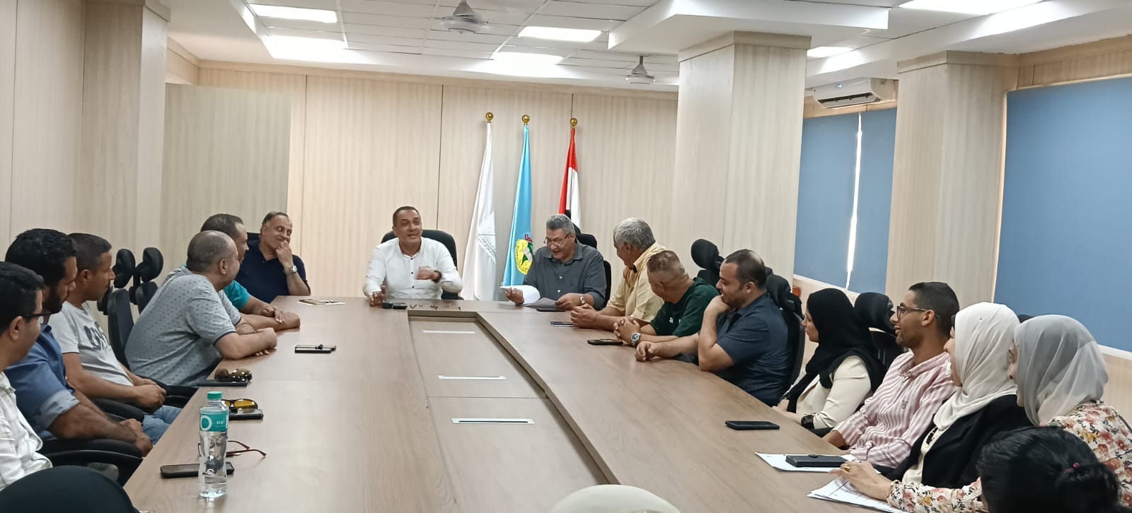 اجتماع عميد كلية الفنون التطبيقية بالهيكل الإداري استعدادًا للعام الدراسي الجديد